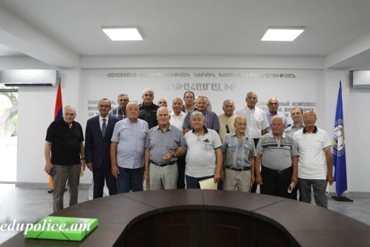 ՇՆՈՐՀԱՎՈՐ 50-ԱՄՅԱ ՀՈԲԵԼՅԱՆԴ, ՇՐՋԱՆԱՎԱ՛ՐՏ