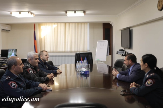 Կրթահամալիրում  է Բելգիայի դաշնային ոստիկանության կապի սպան